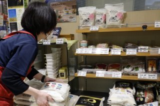 Le gouvernement japonais a débloqué ces derniers mois des stocks de riz tirés des réserves stratégiques, mis aux enchères puis fournis directement aux magasin pour tenter d'atténuer la flambée des prix. (archives) KEYSTONE/EPA/FRANCK ROBICHON